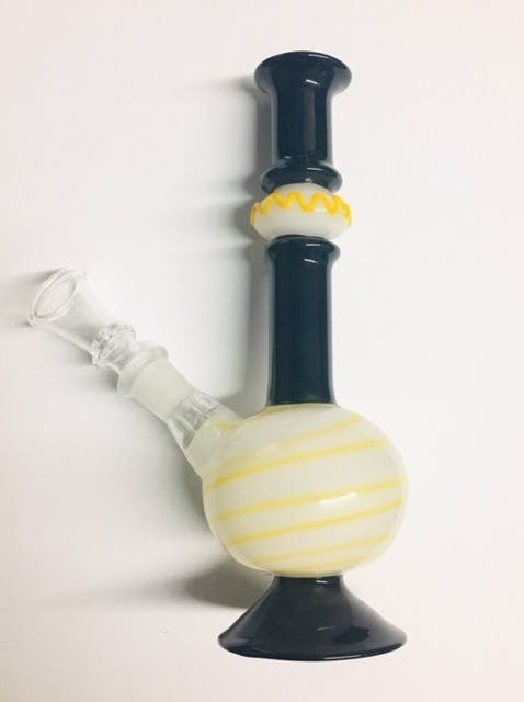gear-2430-small-black-and-white-bong