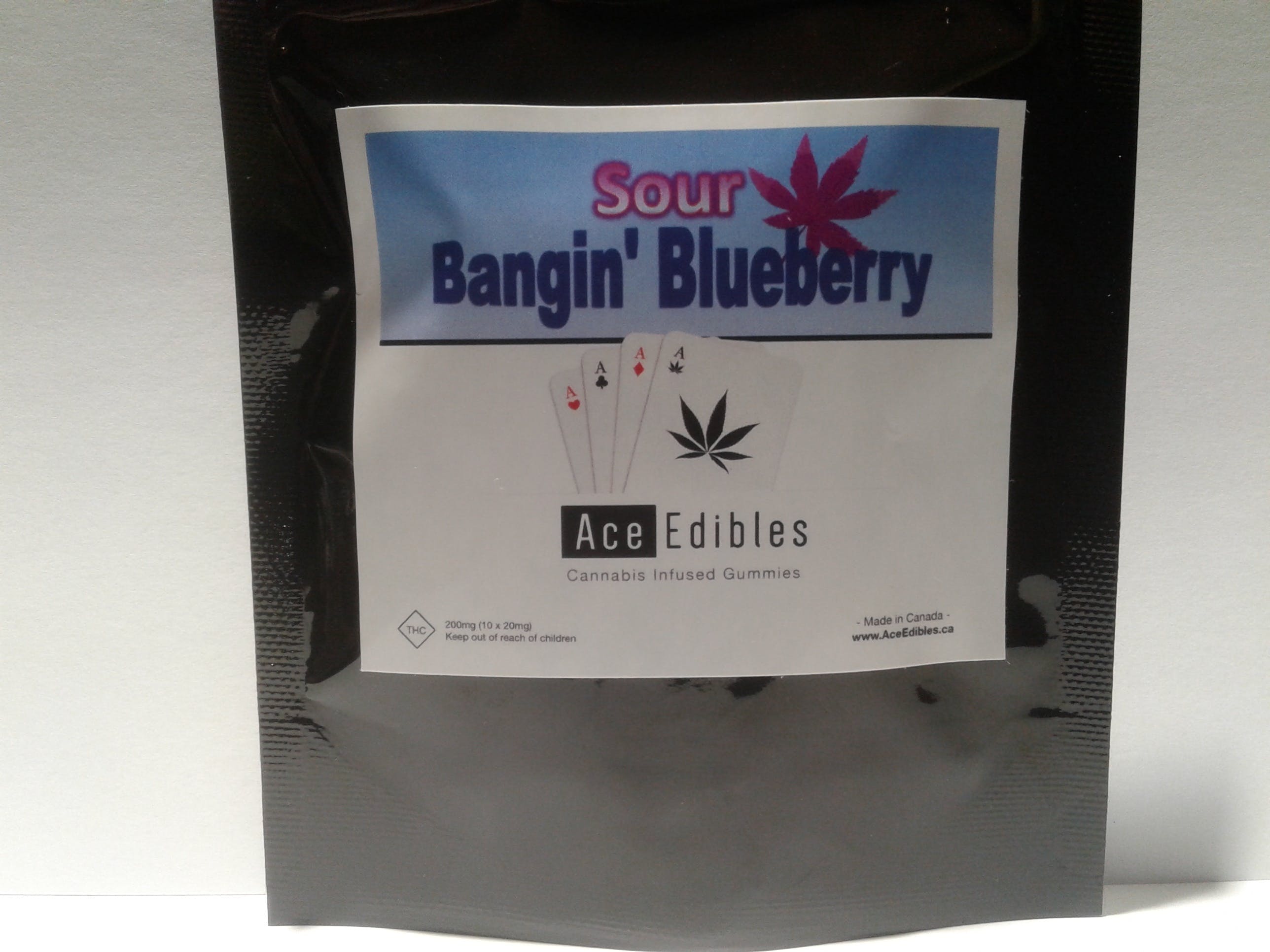 edible-ace-edibles-bangin-blueberry-sour-line-ace-edibles-10-20mg-pieces