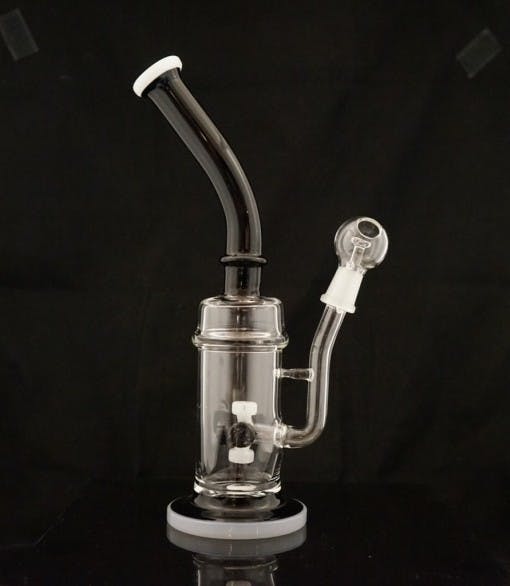 gear-black-a-white-glass-water-pipe