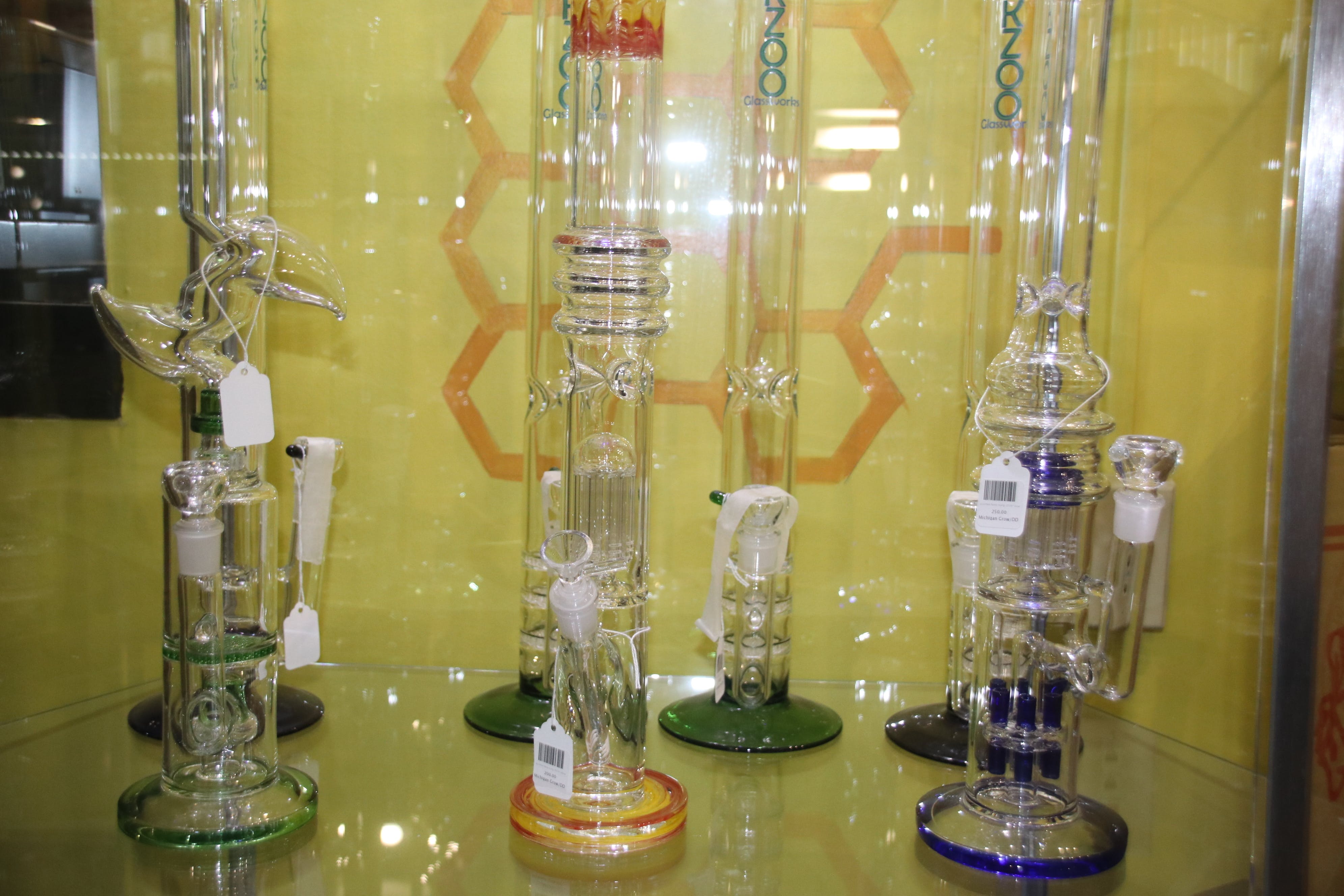 marijuana-dispensaries-michigan-organic-solutions-in-flint-glass-bongs