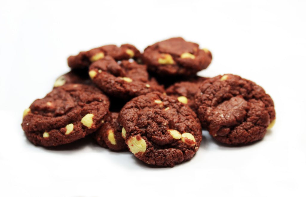 edible-loves-oven-red-velvet-cookies-hybrid
