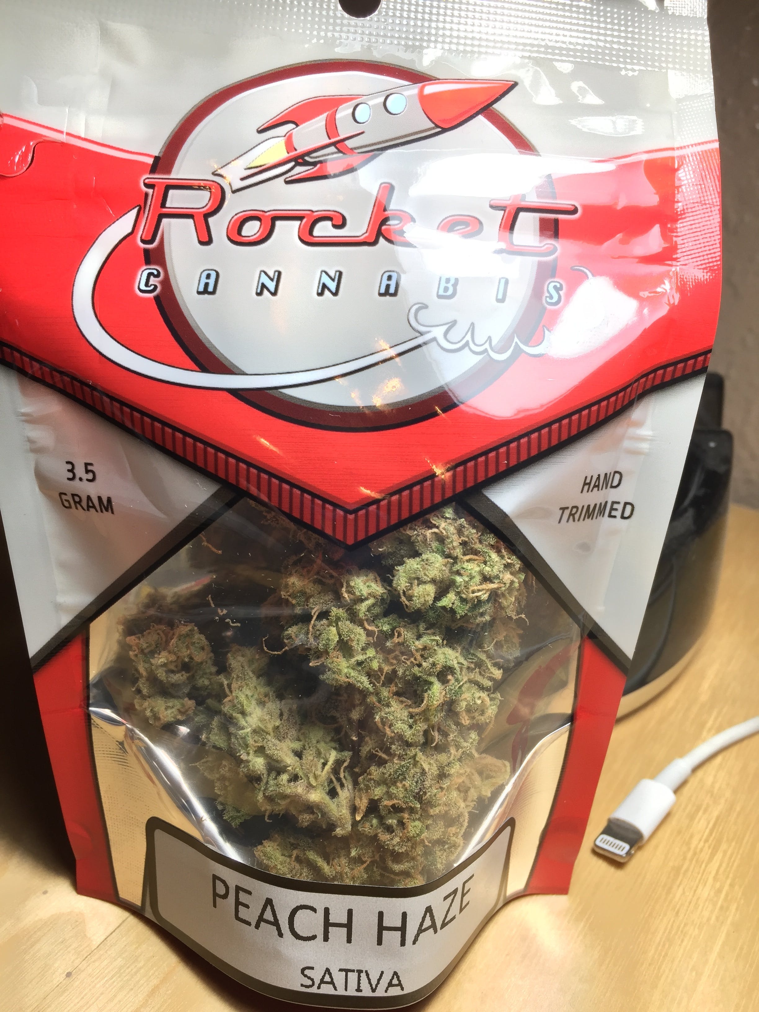 hybrid-peach-haze-by-rocket-cannabis