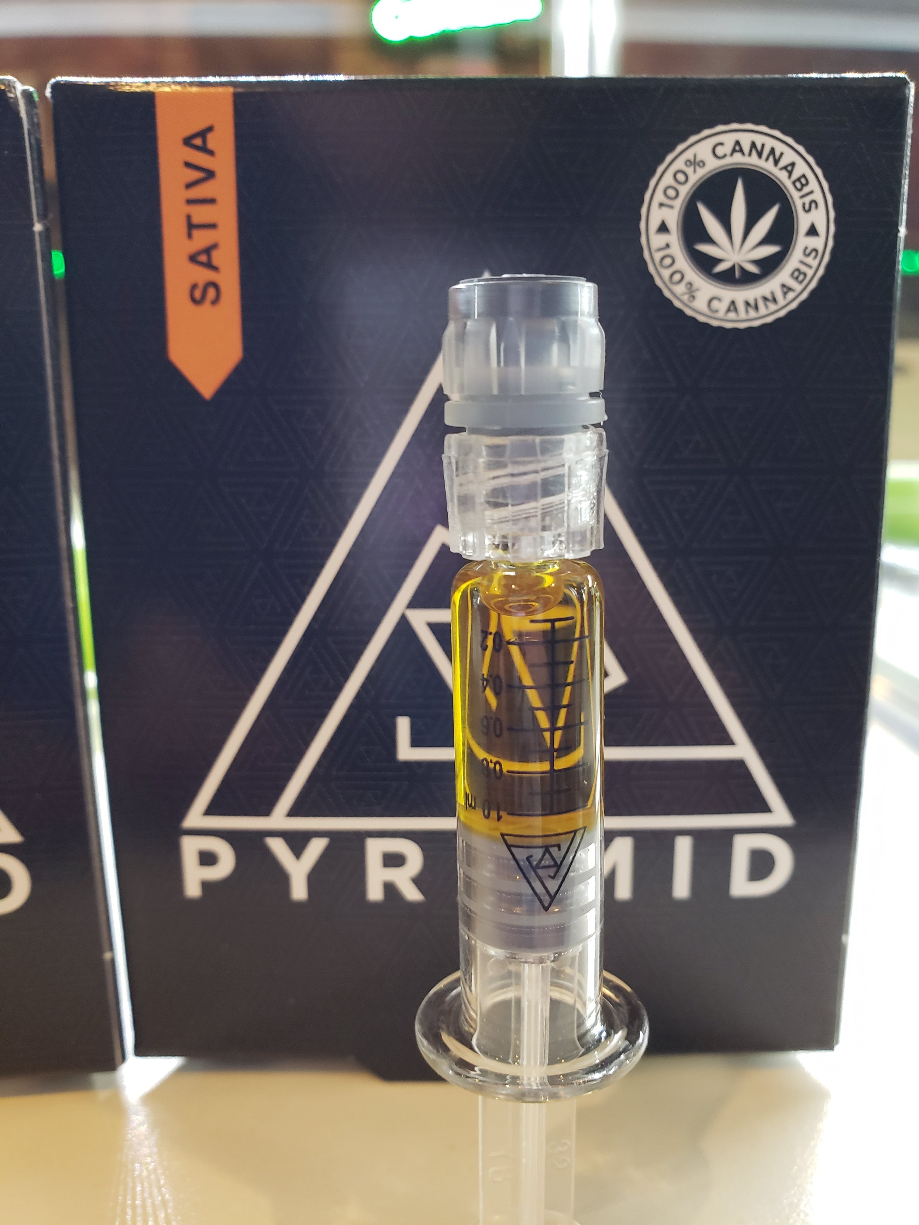 concentrate-pyramid-prism-distillate-syringe-sativa-1000mg