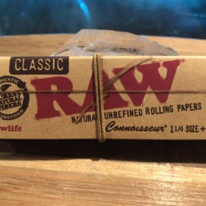 Raw Classic Connoiseur 1 1/4" rolling papers with tips