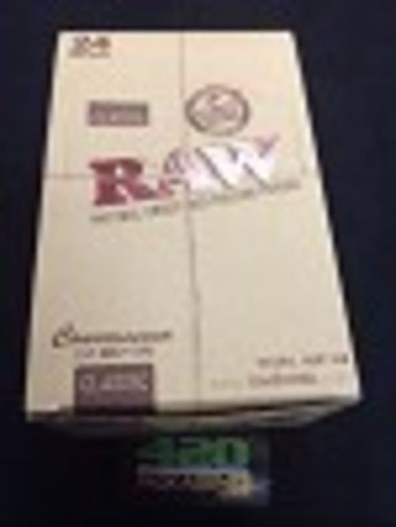 gear-raw-rolling-papers-classic-king-size-connoisseur-pack