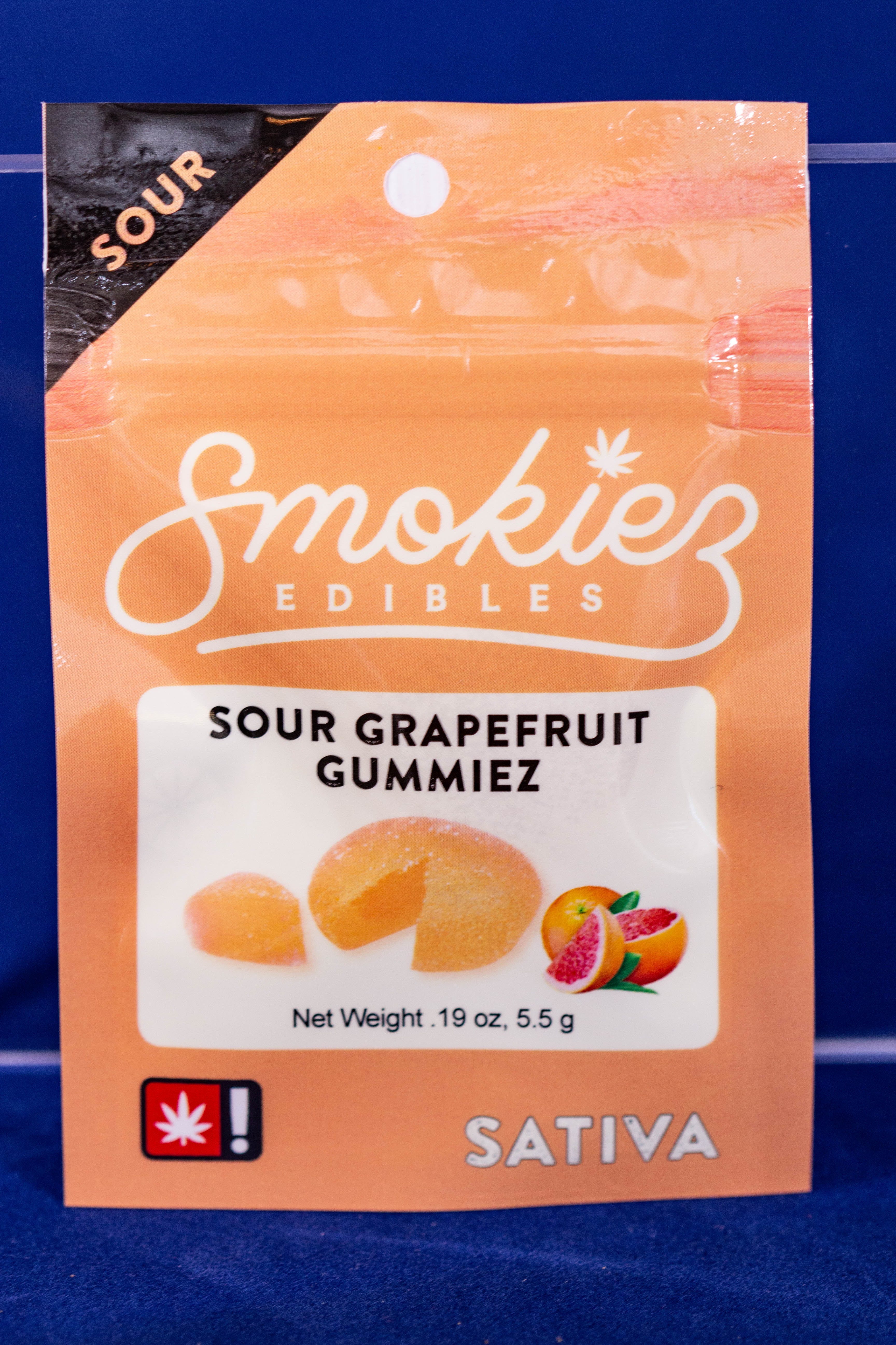 edible-sativa-sour-grapefruit-gummy-by-smokiez